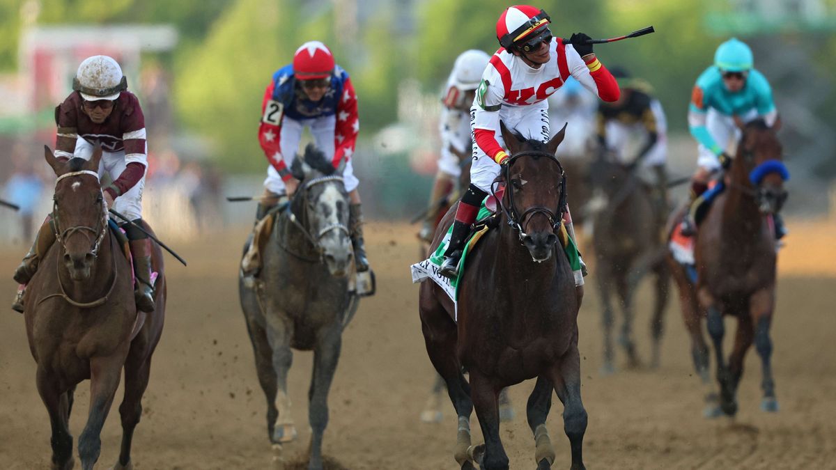 Jose Ortiz and other jockeys racing at the Preakness Stakes 2022