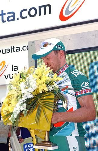 Thor Hushovd (Credit Agricole) receives some flowers.