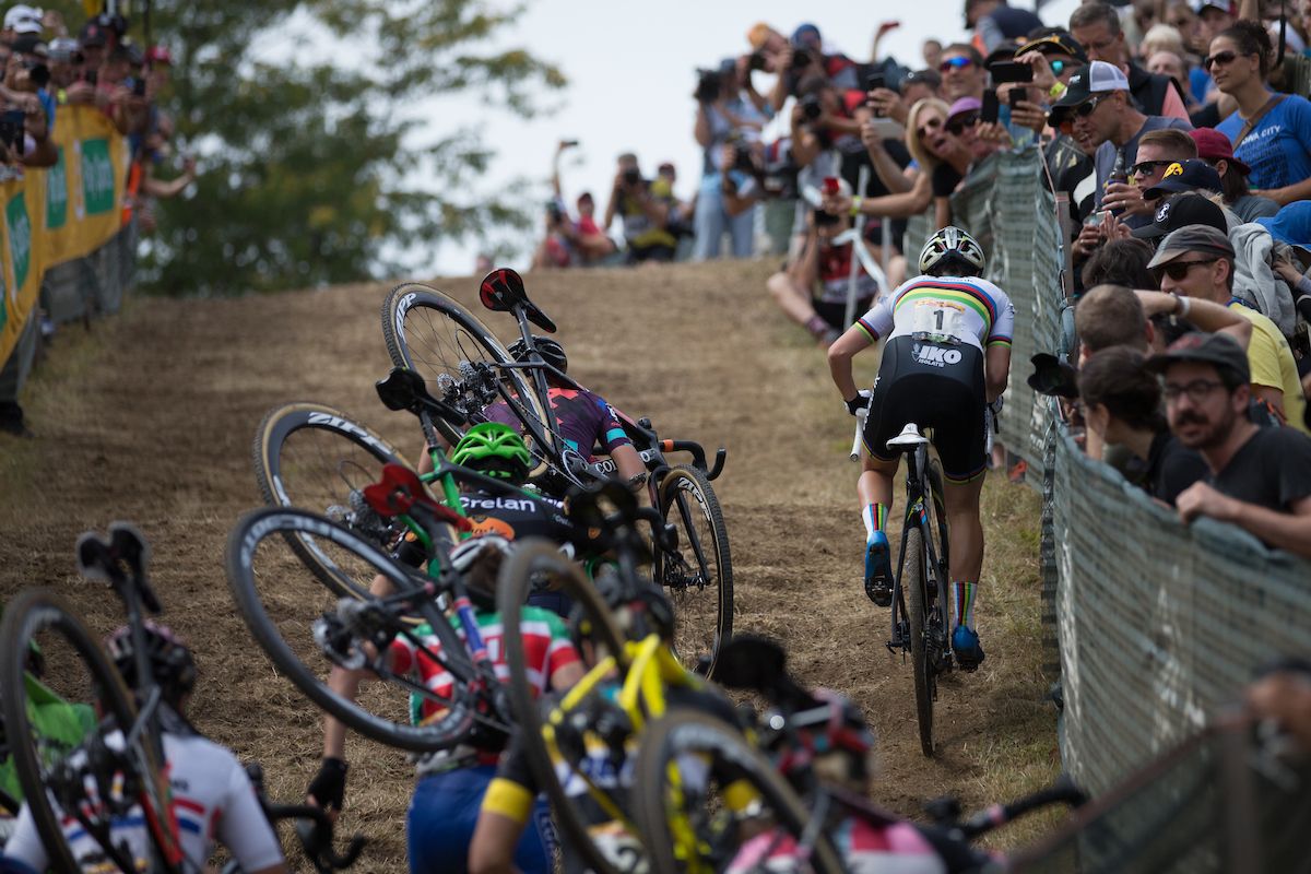 Sanne Cant (Beobank-Corendon) opts to ride while her rivals carry their bikes