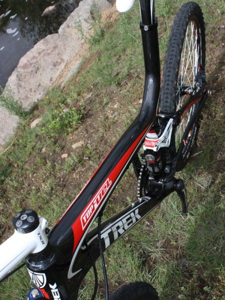The top tube is fairly broad but we still noticed some torsional flex and twang from the front triangle in more technical terrain.