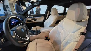 Los asientos delanteros del BMW i4