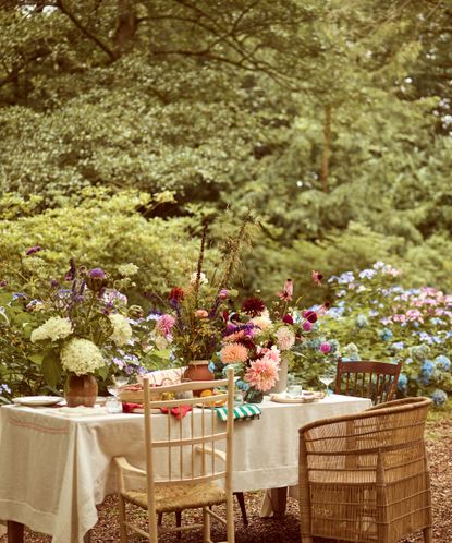 Outdoor table decorating ideas: 16 pretty looks to try | Gardeningetc