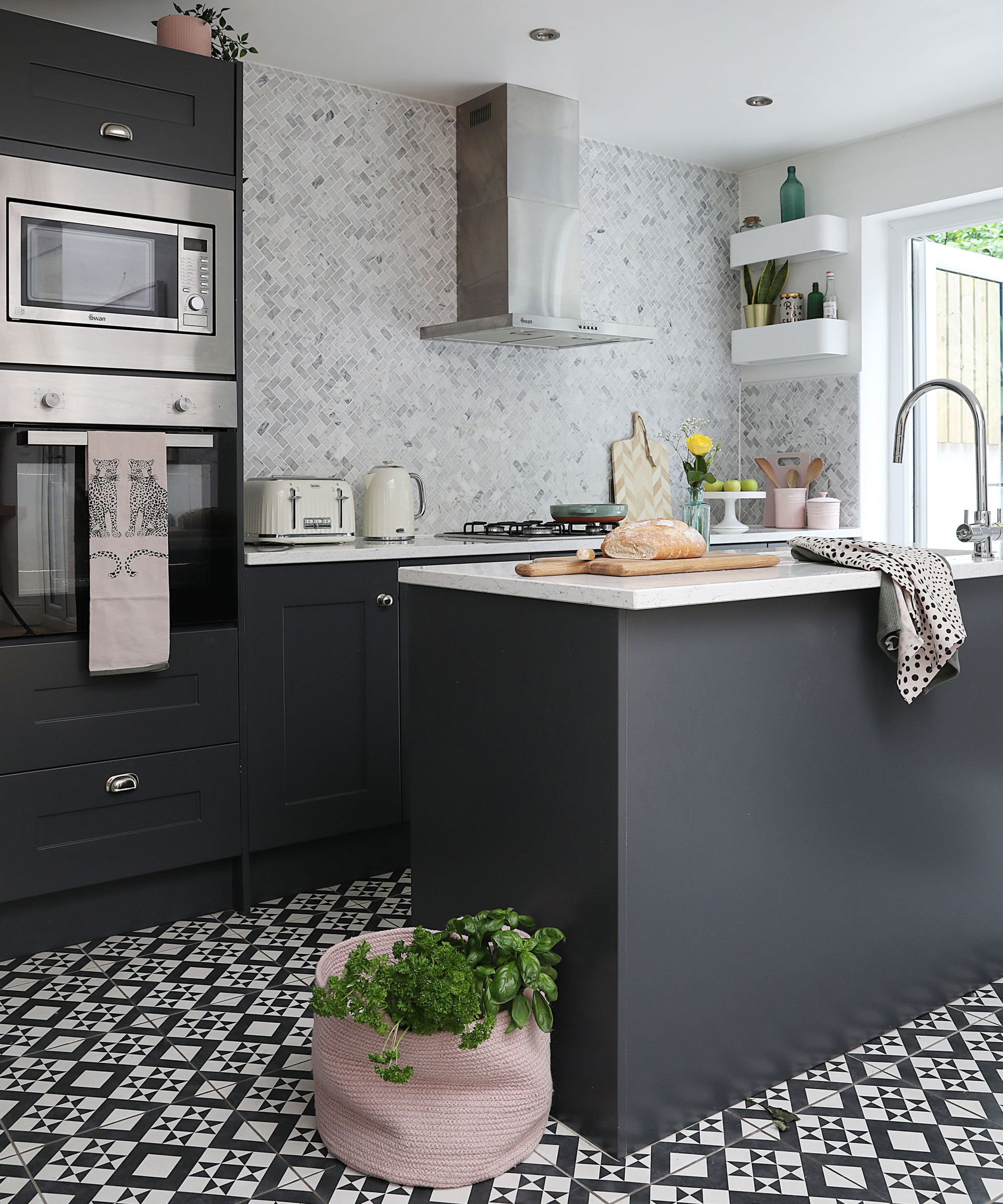 Esther Pillans membawa sentuhan apik Paris ke teras bergaya Victoria yang telah direnovasi