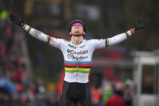 Van Aert dominates Namur World Cup