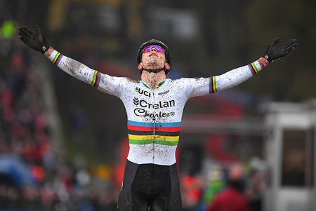 Wout Van Aert wins the Namur World Cup