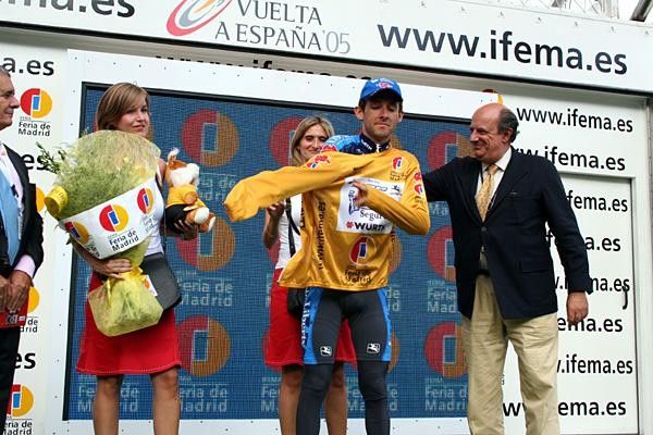 Roberto Heras (Liberty Seguros) pulls on the golden jersey one more time