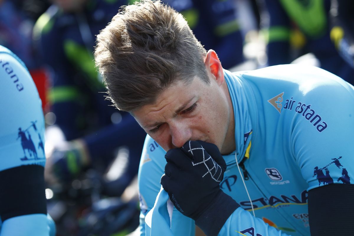 Jakob Fuglsang overcome with emotion as the peloton remembers Michele Scarponi at Li&egrave;ge-Bastogne-Li&egrave;ge