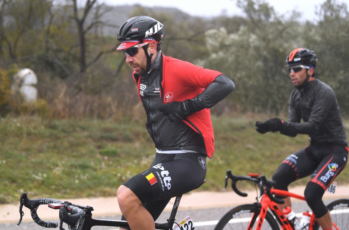 Thomas De Gendt putting on another layer