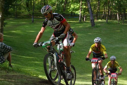 Jason Sager (Team Jamis) leading the front group up the steep hill in the back bowl