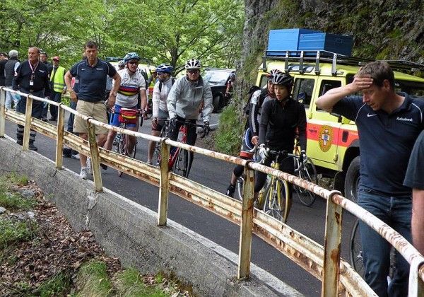 Rabobank assistant manager Jan Boven observes the rescue of rider Pedro Horrillo from a ravine on the descent of Culmine di San Pietro.