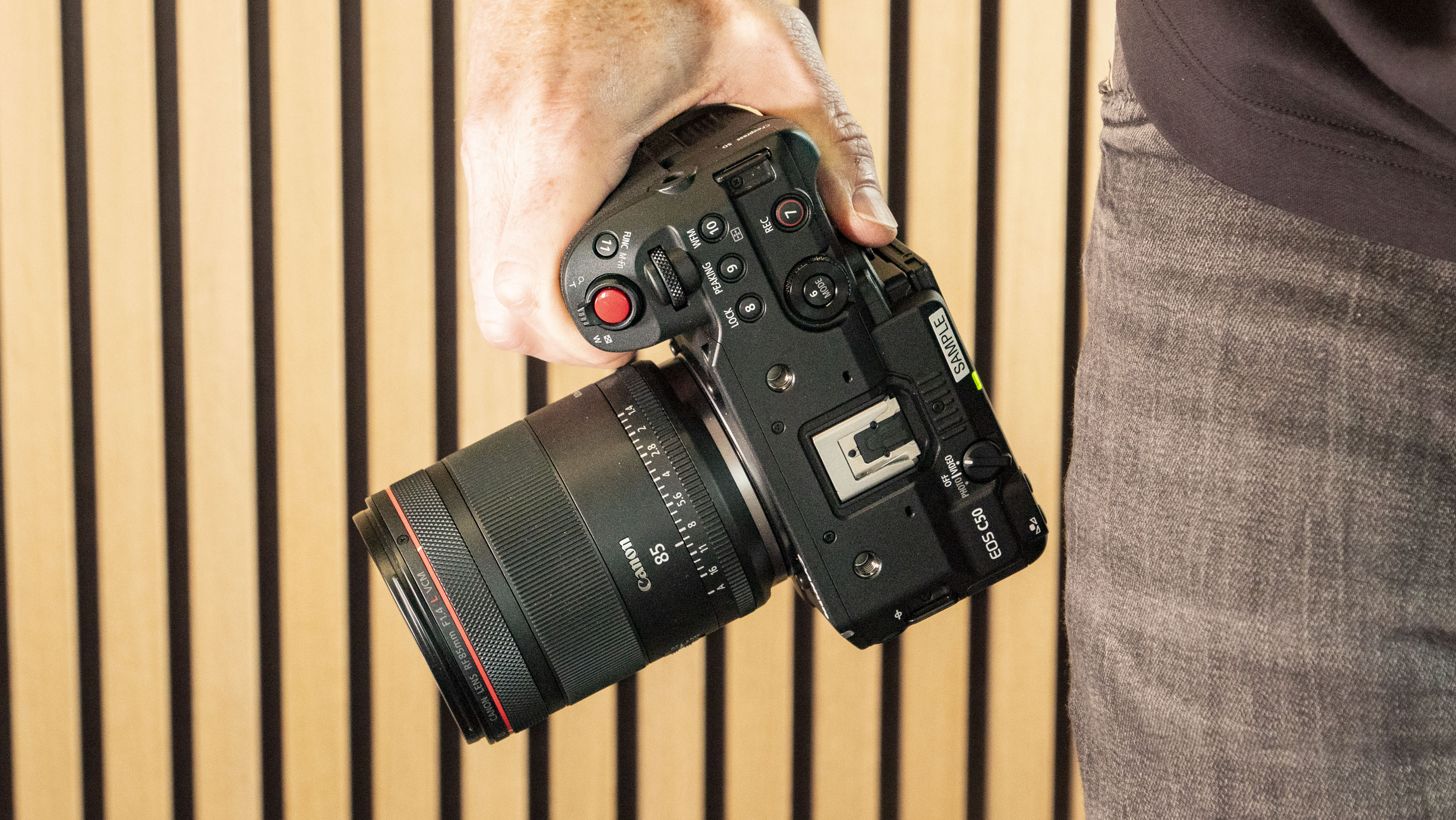Canon EOS C50 in filmmaker&#039;s hands