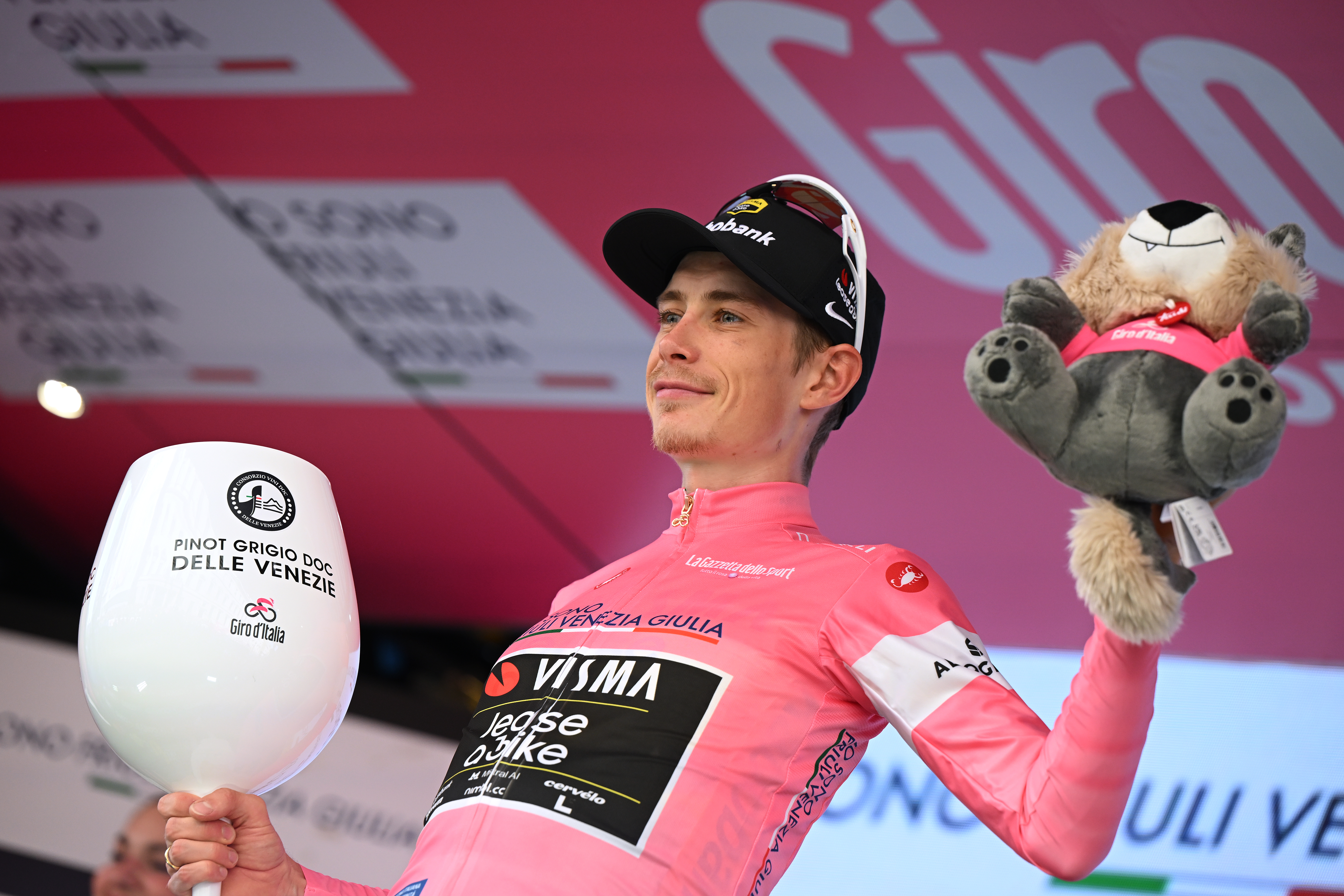MILAN, ITALY - MAY 24: Jonas Vingegaard of Denmark and Team Visma | Lease a Bike celebrates at finish line as stage winner Pink Leader Jersey winner during the 109th Giro d&amp;amp;apos;Italia 2026, Stage 15 a 157km stage from Voghera to Milan / #UCIWT / on May 24, 2026 in Milan, Italy. (Photo by Dario Belingheri/Getty Images)
