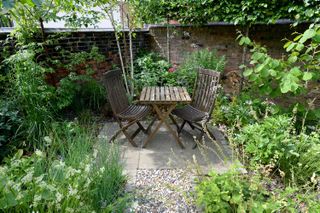 garden layout ideas: seating spot with bistro set