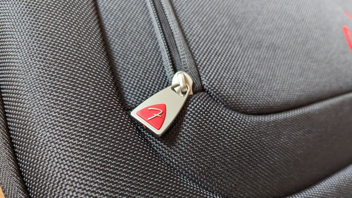 Fender F1225 Electric Guitar Gig Bag review: the zipper