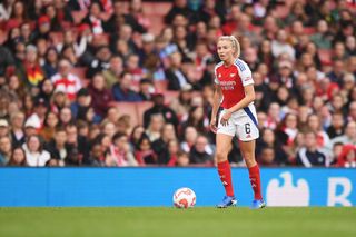 LONDON, ENGLAND - OCTOBER 06: Leah Williamson of Arsenal runs with the ball during the Barclays Women's Super League match between Arsenal and Everton at Emirates Stadium on October 06, 2024 in London, England. (Photo by Alex Burstow/Arsenal FC via Getty Images)