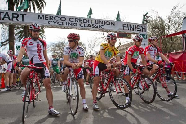 Call-ups for the men's field included much of the Bissell Pro Cycling team, here flanking John Bennett (Cal Giant Berries-Specialized.)