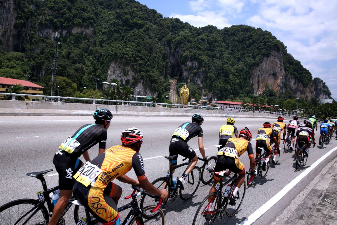 The peloton head towards the hills