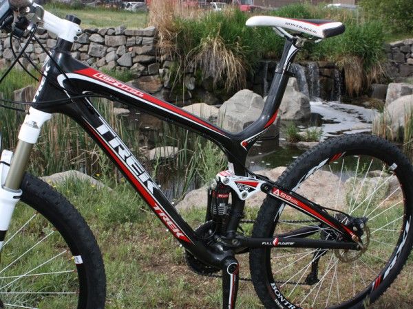 Actual frame weight on our 17.5" tester is an impressive 1950g (4.30lb) complete with rear shock, derailleur hanger, seatpost collar and water bottle bolts.