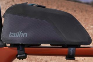 Tailfin Top Tube Pack - Zip 0.8l attached to a top tube