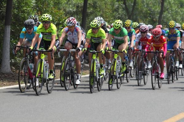 The MCipollini Giambenini women move to the front, including Monia Baccaille in the sprint competition jersey