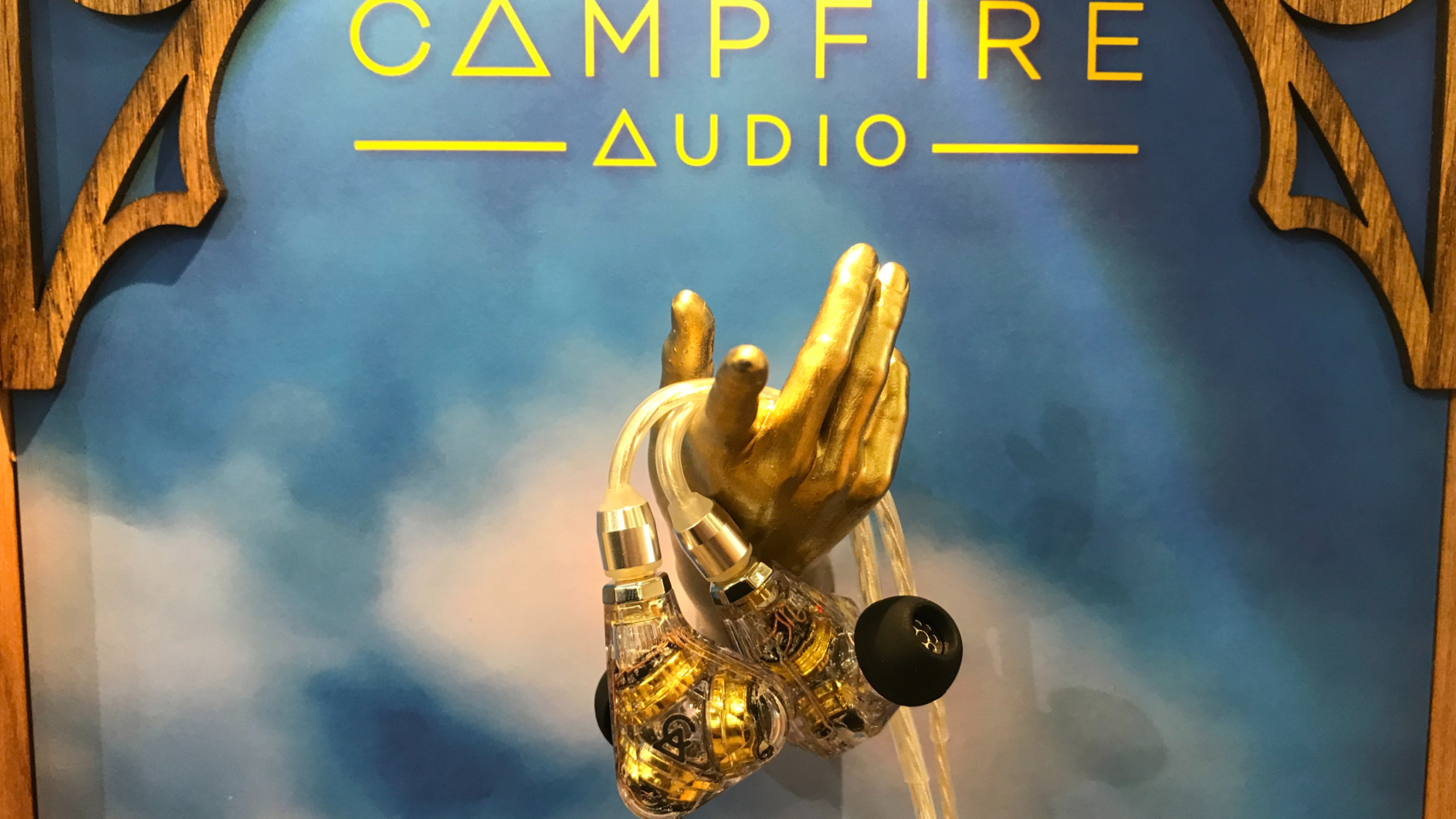 Headphone in-ear Campfire Audio Trifecta dengan latar cakrawala