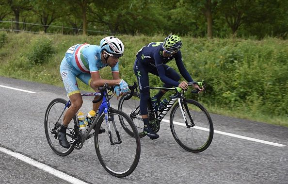 Vincenzo Nibali and Alejandro Valverde exchange words