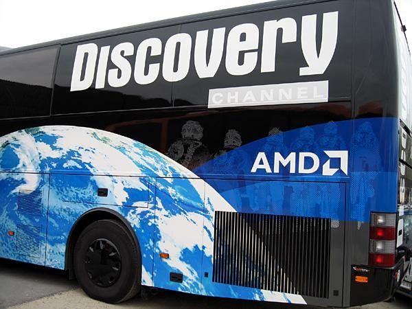The Discovery Channel bus at the start in Deinze.