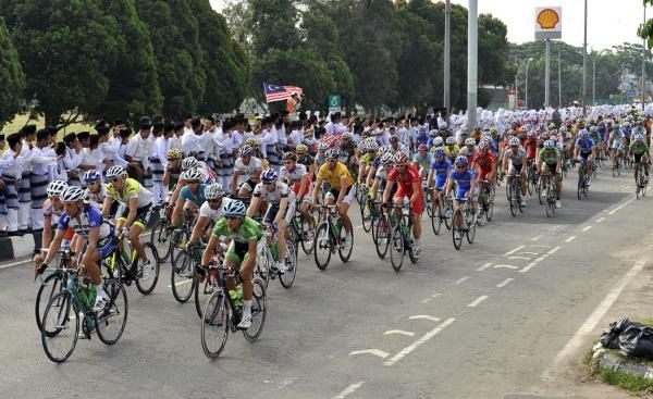 The Tour de Langkawi peloton rides past enourmous crowds on the roadside