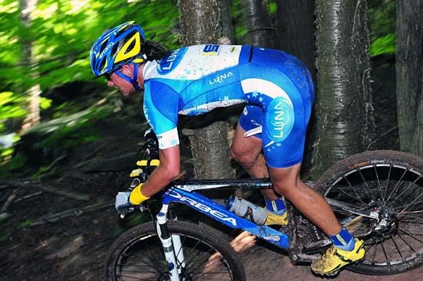 Katerina Nash (Luna Women's MTB) descends a steep pitch.