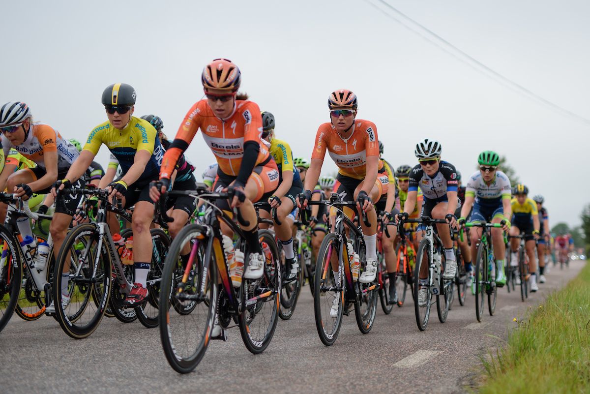 The field in action at the 141 km road race of the UCI Women's World Tour's 2016 Crescent V&aring;rg&aring;rda