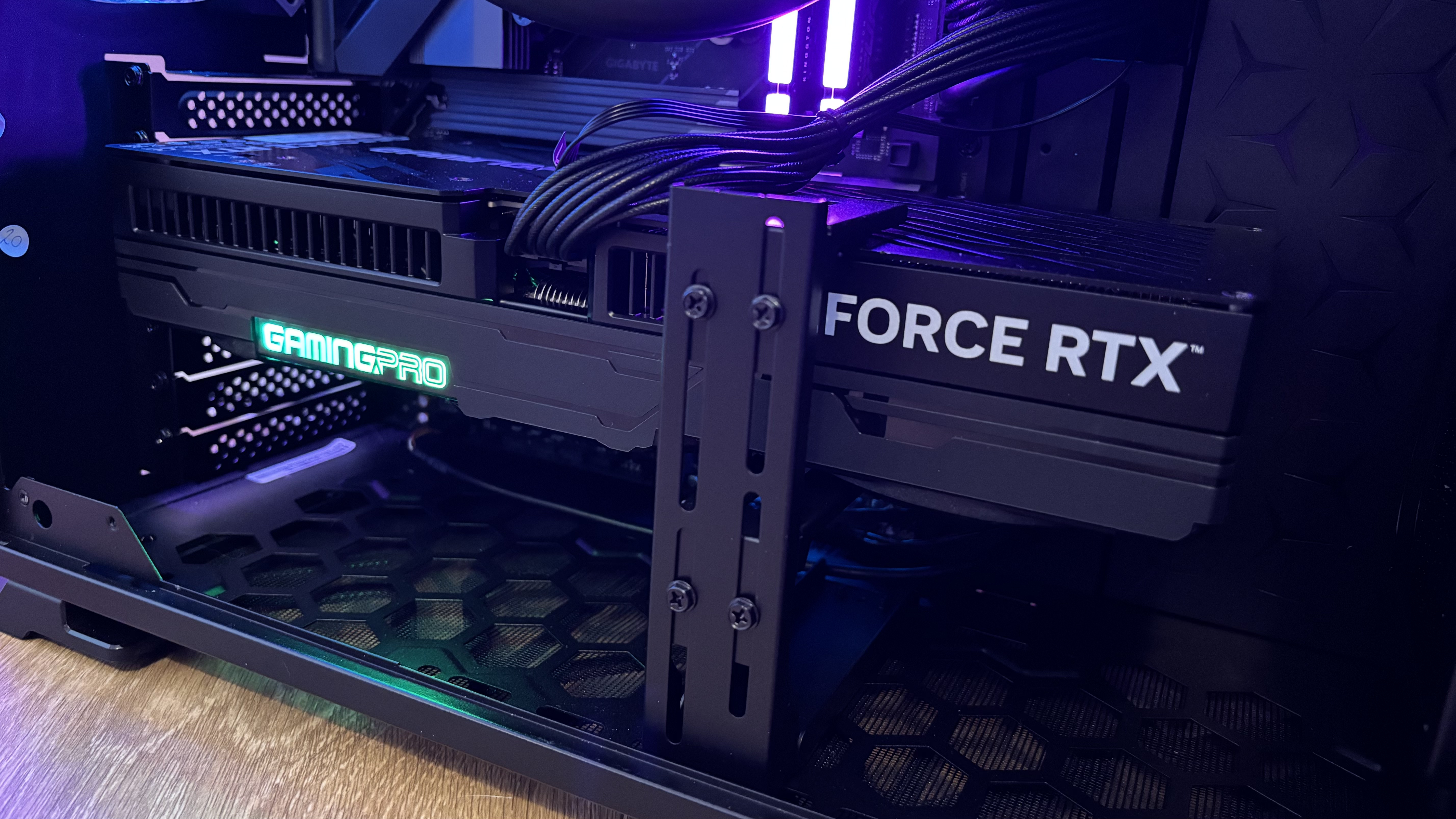 The RTX 5080 inside the Medion Erazer Hunter X30