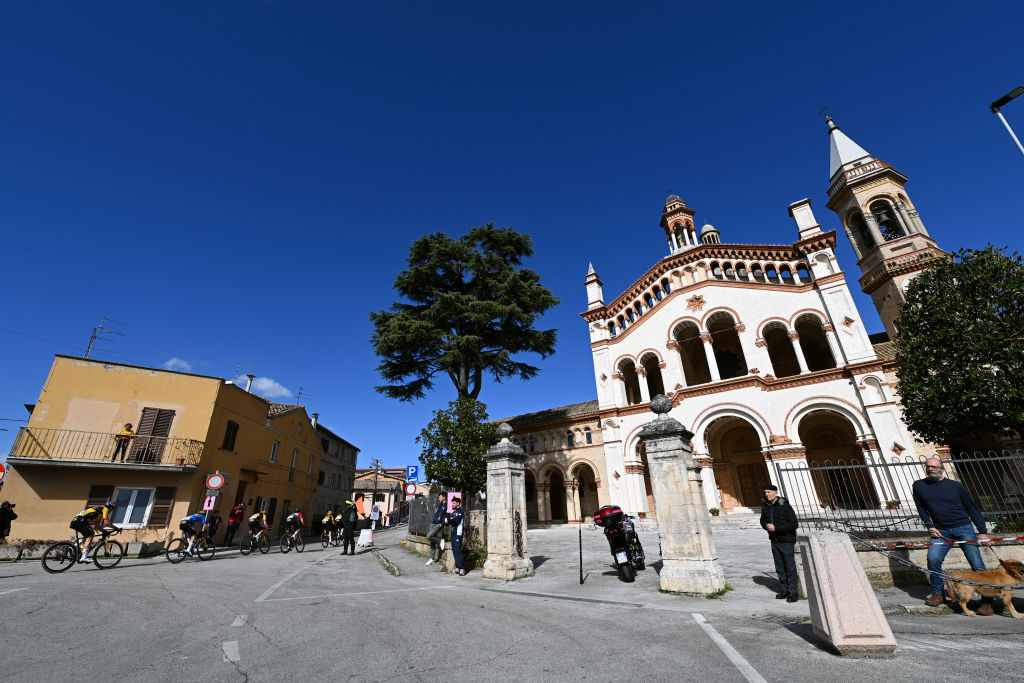 Tirreno peloton