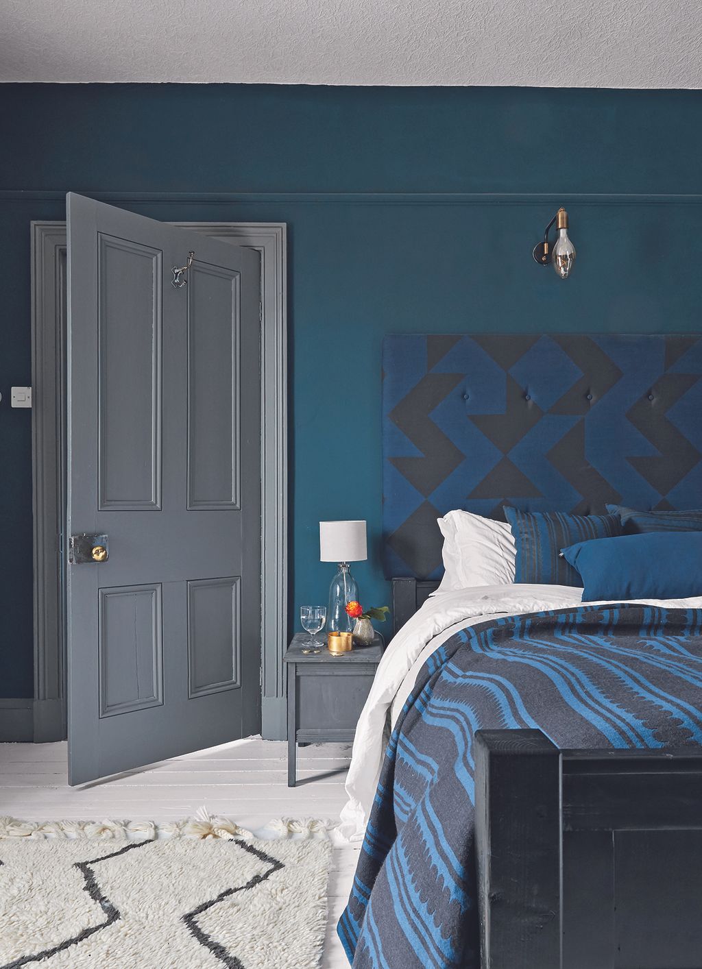 20 dark bedroom ideas for a cozy and stylish design