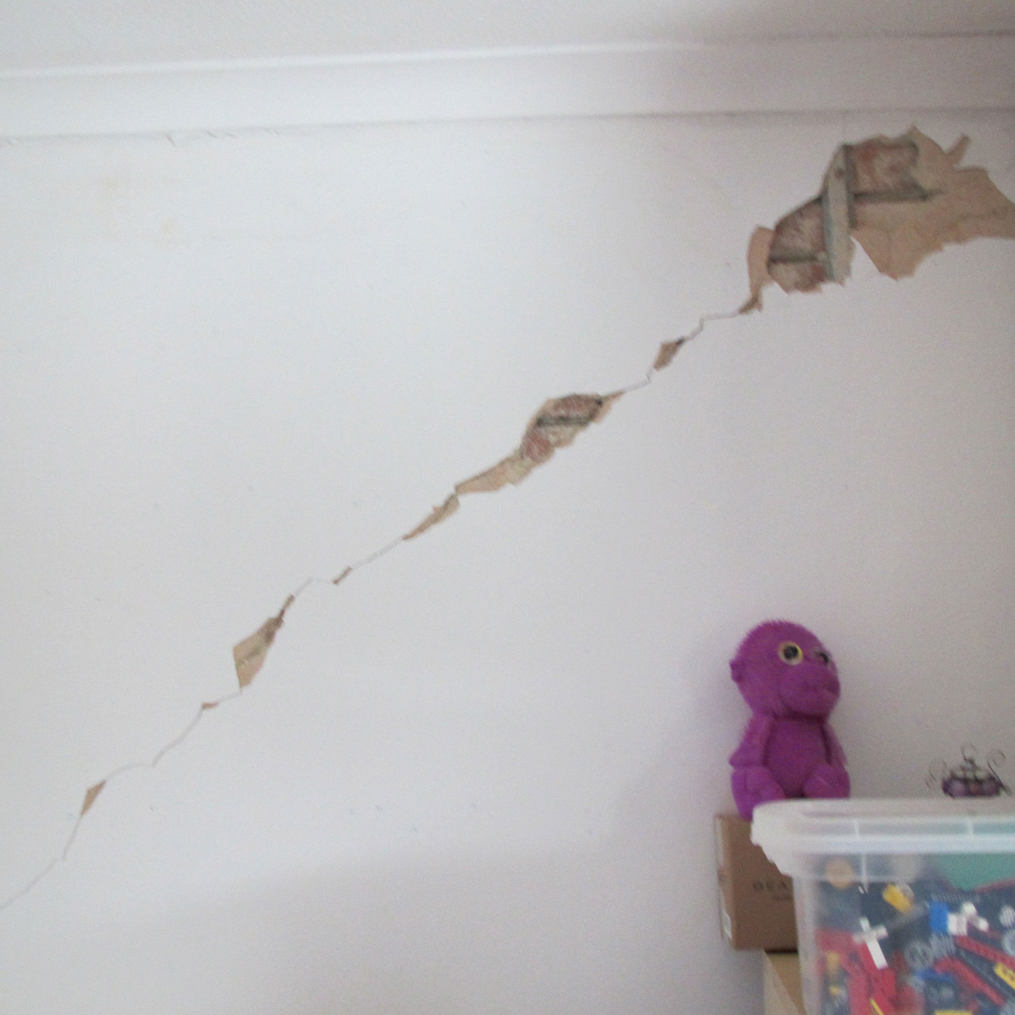 diagonal crack in wall