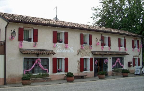 A festively decorated tavern near the finish line in Casella d'Asolo.