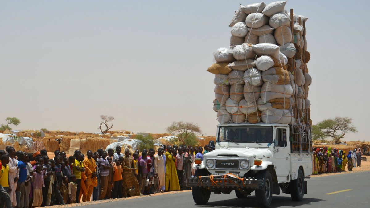 An overloaded car travels through the Assaga refugee camp in Diffa, close to the Niger-Nigeria border