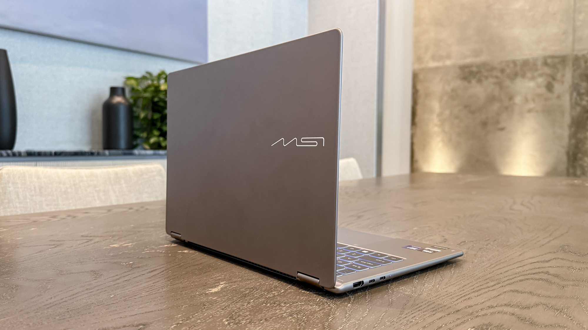 MSI Prestige 14 Flip AI+ lid