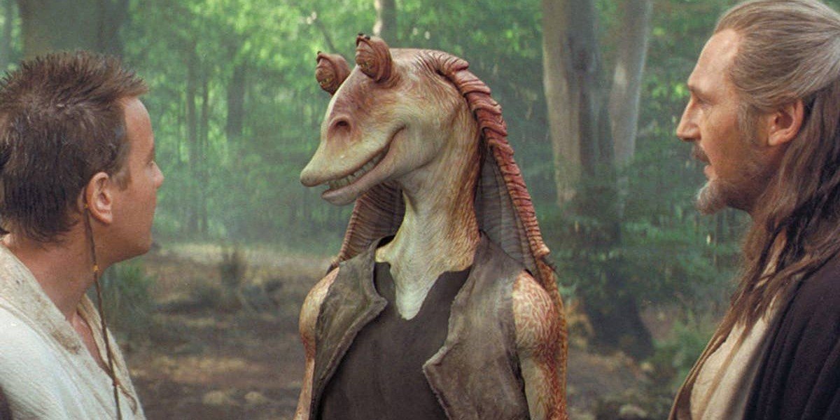 Jar Jar Binks (Ahmed Best) smiles at Obi-Wan Kenobi and Qui-Gonn Jinn in Star Wars: The Phantom Menace (2001)