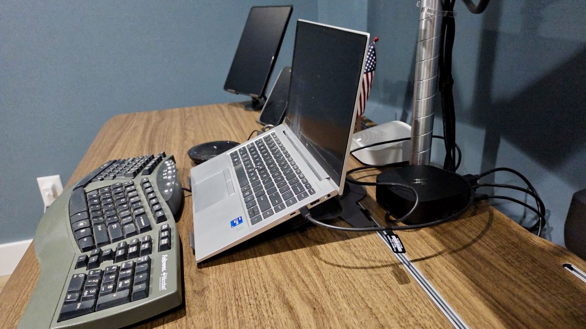 Vari | Electric Standing Desk with TechTrack