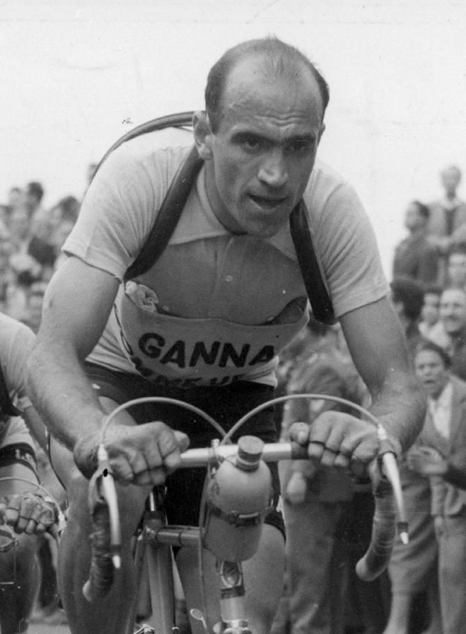 Fiorenzi Magni in actionwhile wearing the pink jersey