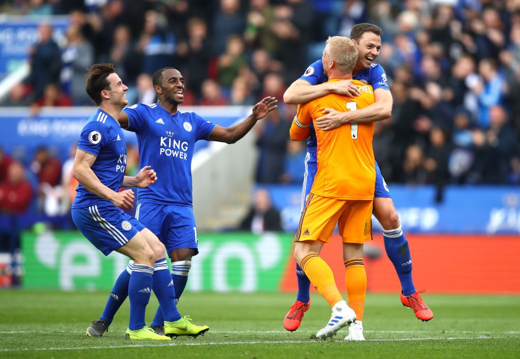 LEICESTER, ENGLAND - APRIL 28: Kasper Schmeichel of Leicester City celebrates with Jonny Evans and team mates as he assists with a goal for Jamie Vardy during the Premier League match between Leicester City and Arsenal FC at The King Power Stadium on April 28, 2019 in Leicester, United Kingdom. (Photo by Julian Finney/Getty Images)