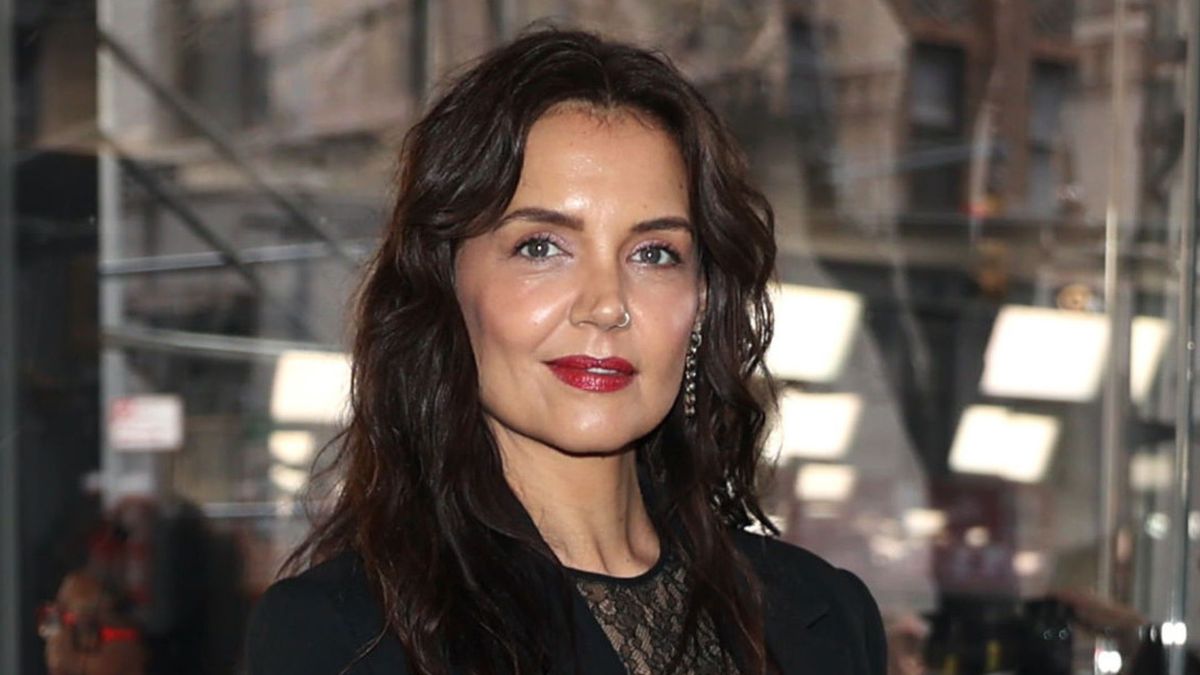 Katie Holmes incarne l'élégance festive avec une robe en satin prune, un sac à main rouge et des ballerines en velours moutarde