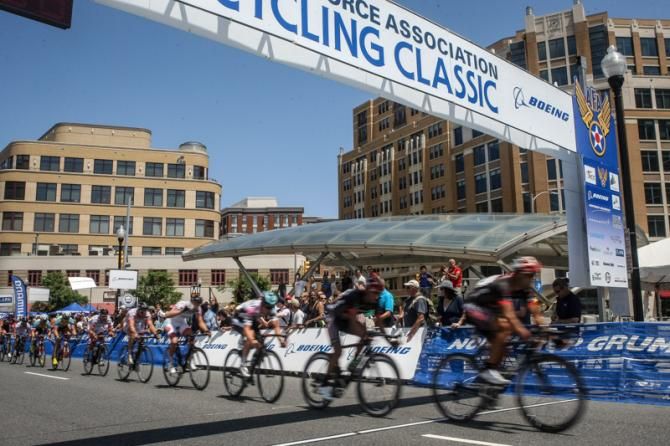 The men start to string out with only a few laps to go.
