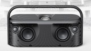 Anker Soundcore X600 Lautsprecher Demontage, enthüllt die einzigartige Treiberanordnung, auf weißem Hintergrund.