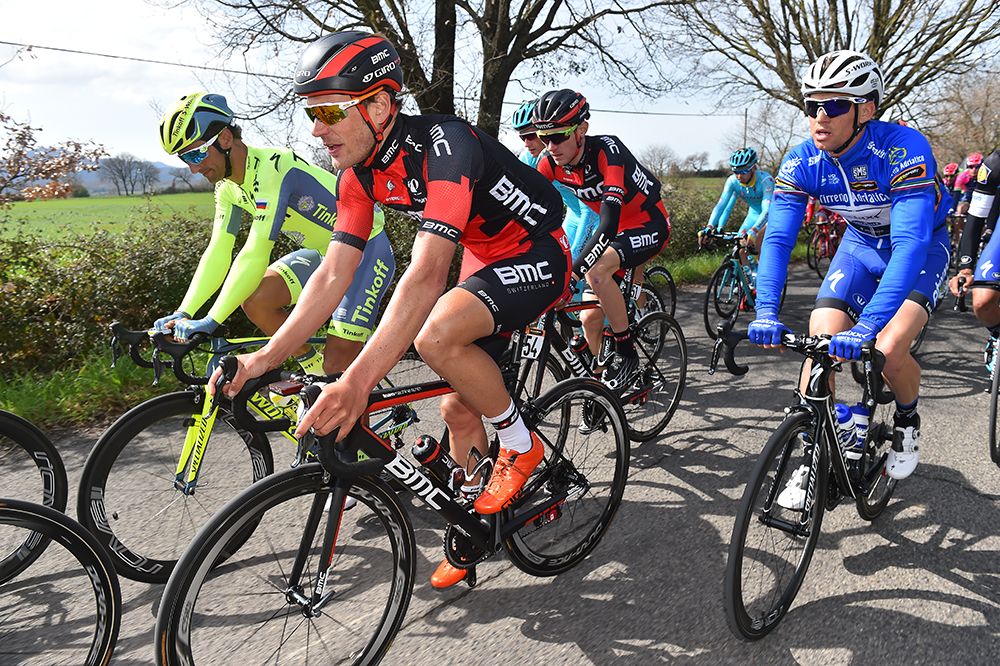 The peloton take it easy