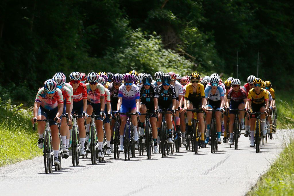 LENZERHEIDE SWITZERLAND JUNE 21 LR Pauliena Rooijakkers of The Netherlands and Team CanyonSRAM Racing red mountain jersey Soraya Paladin of Italy and Team CanyonSRAM Racing Jessica Allen of Australia and Team BikeExchange Jayco and Liane Lippert of Germany and Team DSM leads the peloton during the 2nd Tour de Suisse Women 2022 Stage 4 a 985km stage from Chur to Lantsch Lenz tourdesuisse2022 on June 21 2022 in Lenzerheide Switzerland Photo by Heinz ZwickyGetty Images