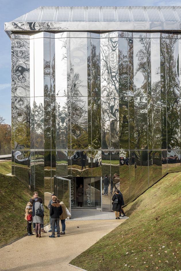 Gravel pathway leading to the entrance to the mirrored château.