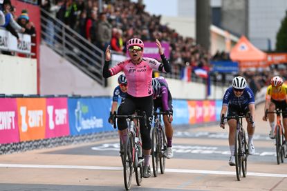 Alison Jackson wins Paris-Roubaix 2023