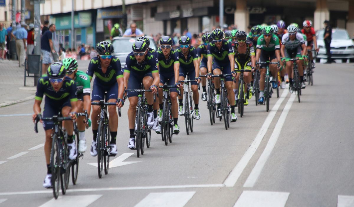 Caja Rural tried to tear the bunch down to pieces with an echelon. Movistar Team was happy to echo their effort and put more than half of its riders in the first group.