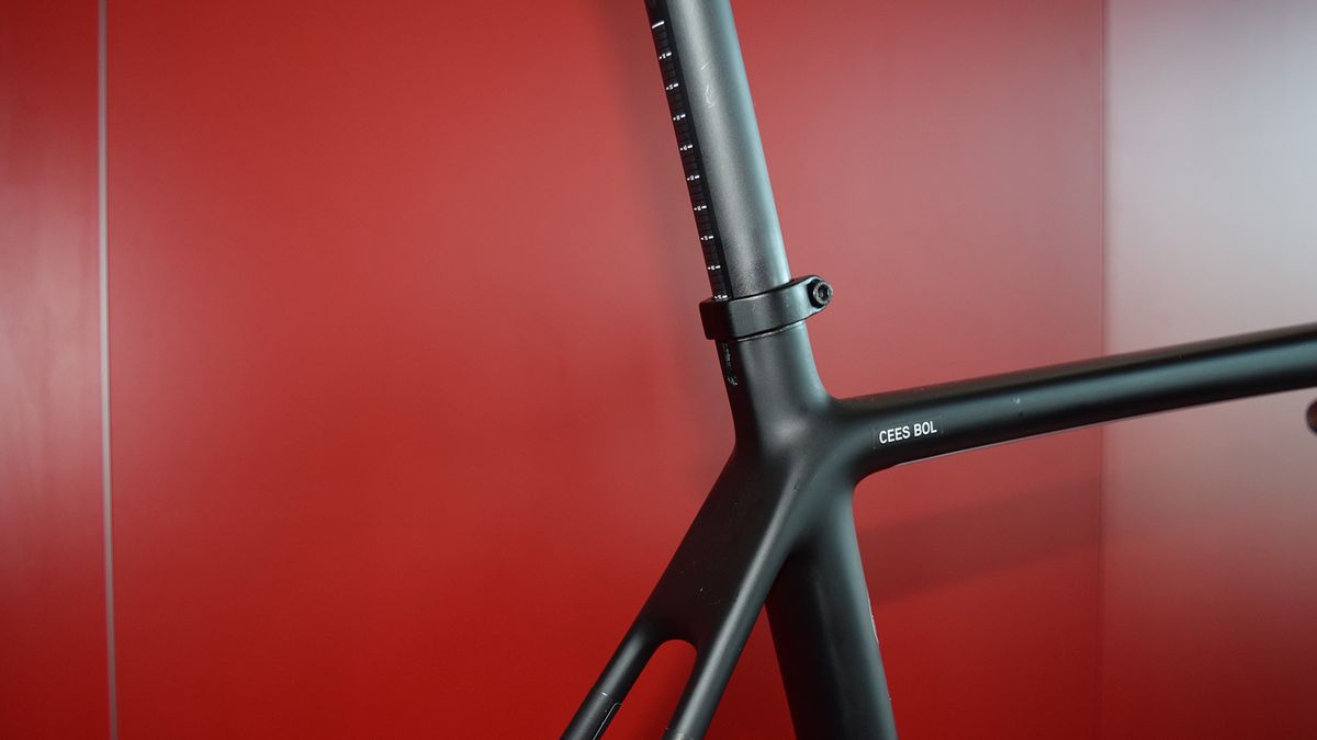 Cerv&eacute;lo say the R3 features special carbon layups to improve ride quality and compliance, possibly reducing fatigue over rougher surfaces